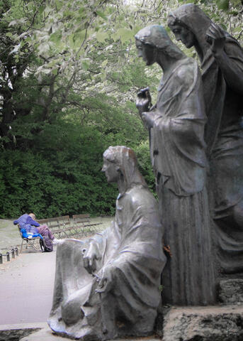 St Stephen Green, Religious statue, homeless, sleeper, ireland, dublin 