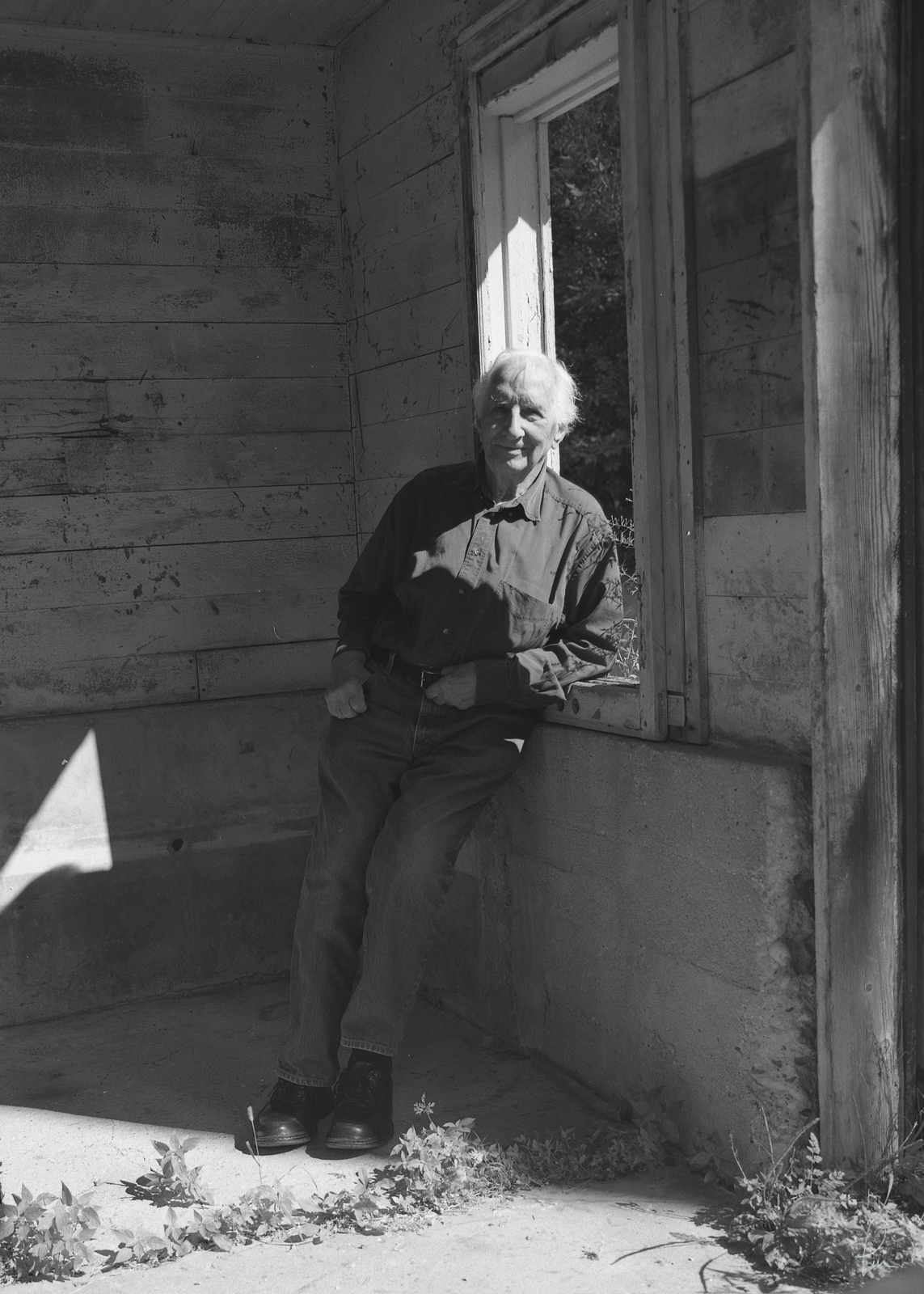 Tom Ferderbar, shed, environmental portrait, daylight, black and white, film 